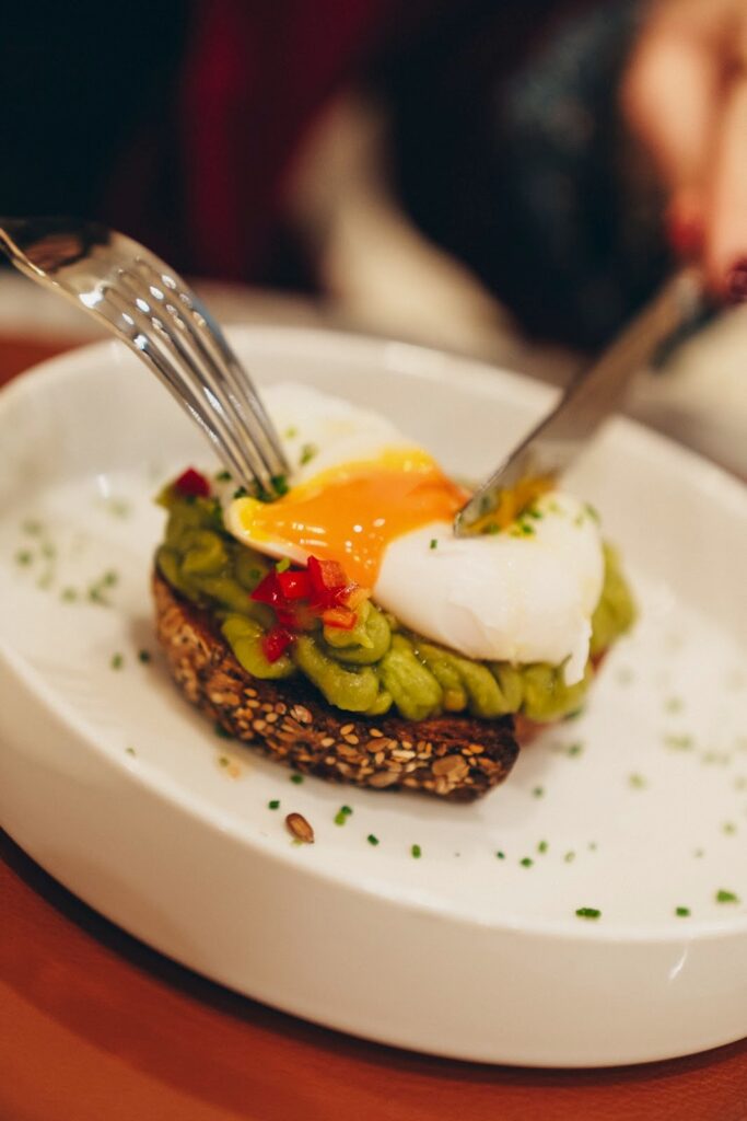 toast di avocado con uova alla benedict