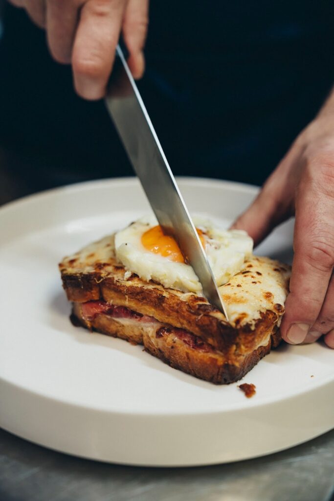 croque madame tagliato al coltello