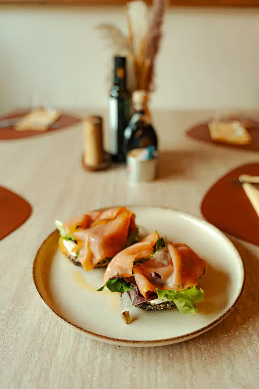 bagel con semi con salmone, rucola e salsa