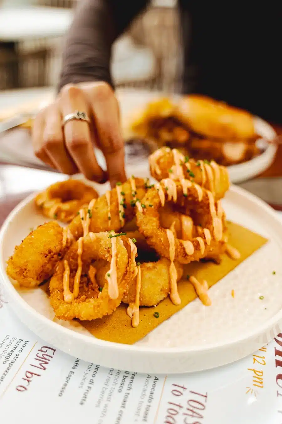 piatto con anelli di cipolla fritti