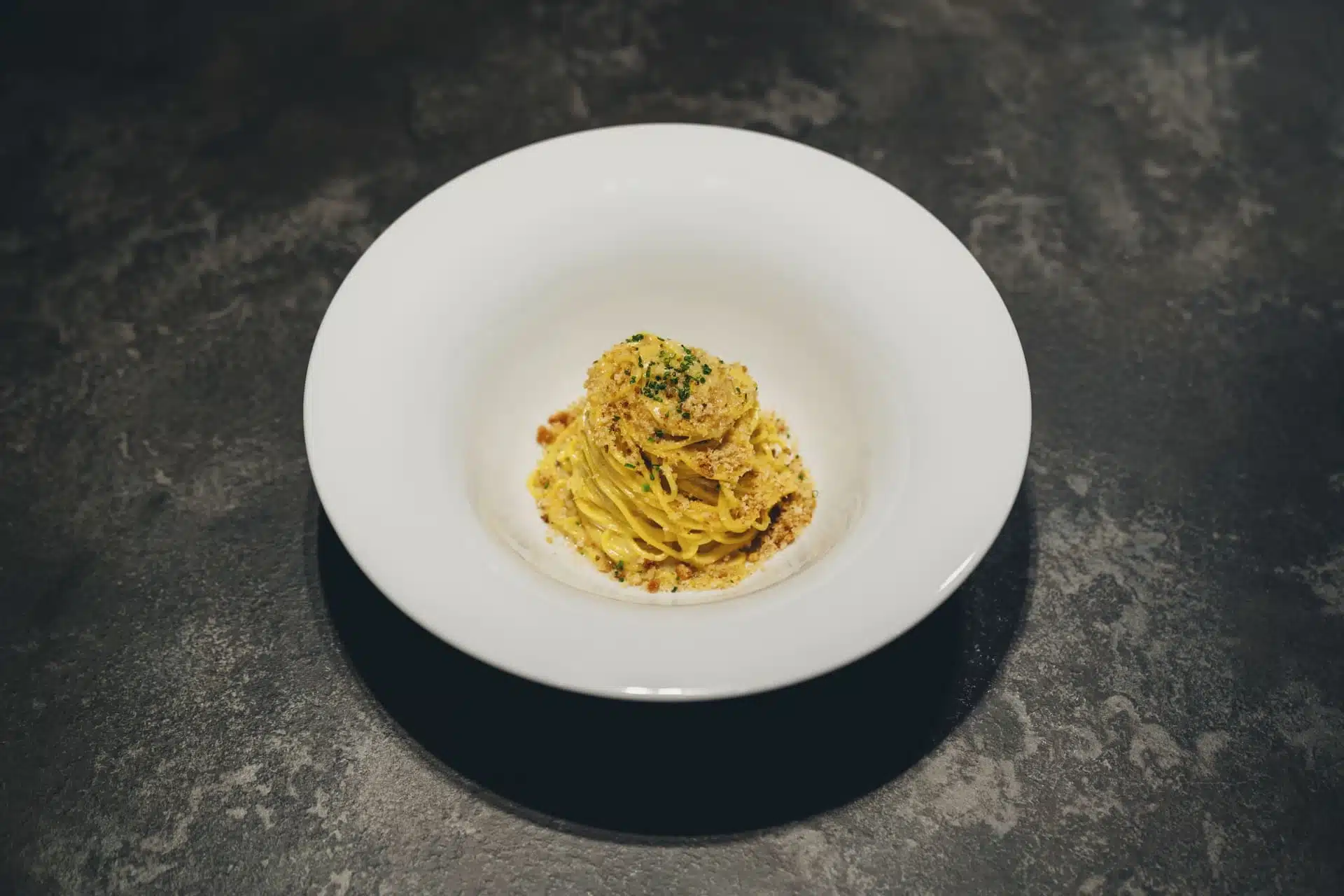 piatto di spaghetti con pesce