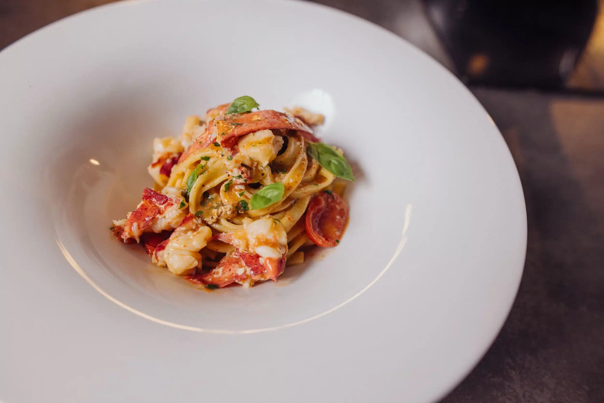 piatto di spaghetti con pesce