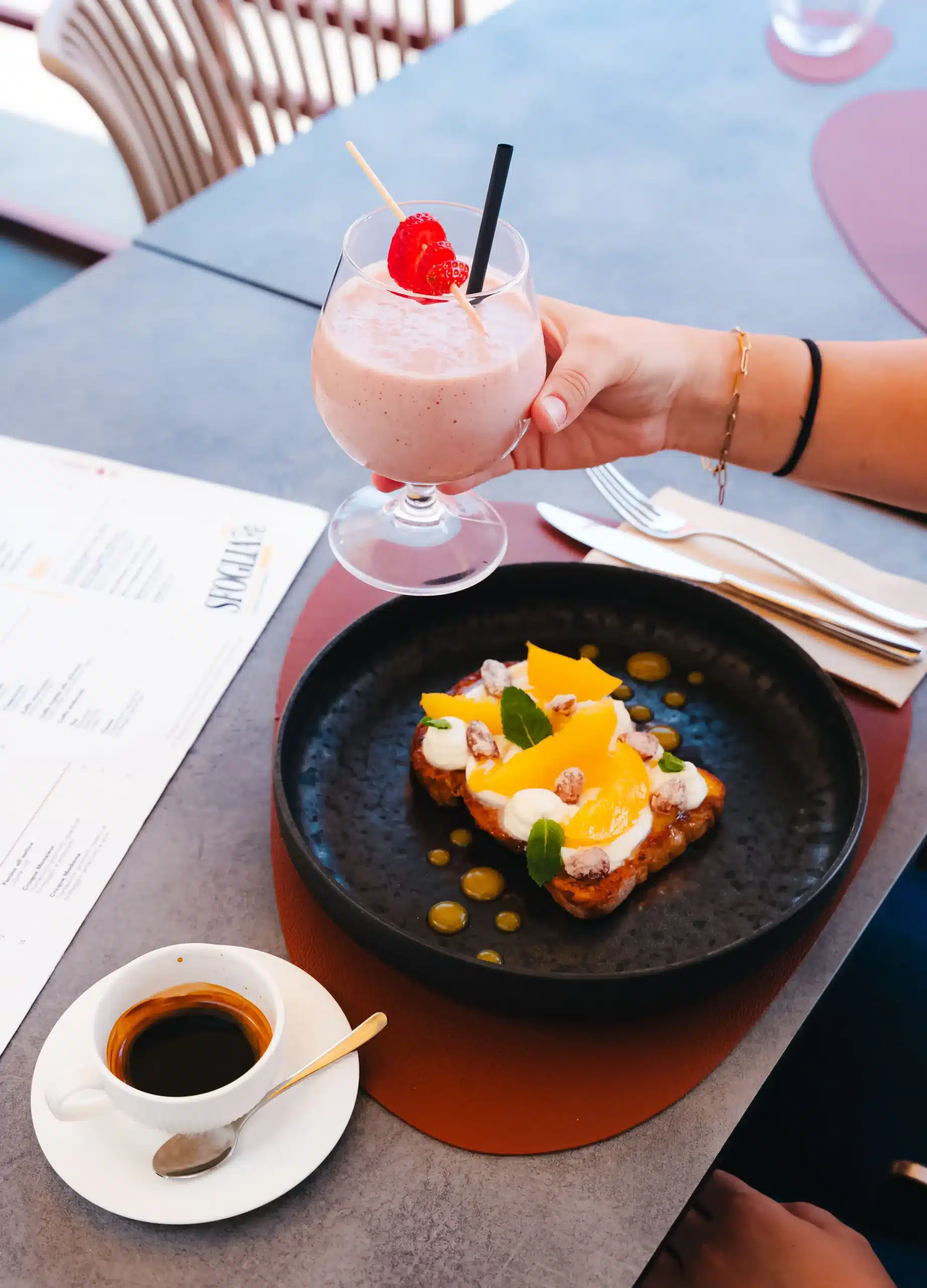 piatto con toast, caff&egrave; e smoothie