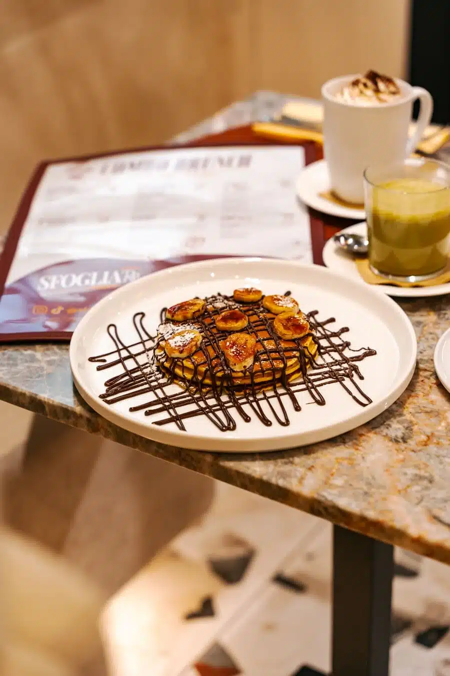 piatto con pancakes con il cioccolato sopra