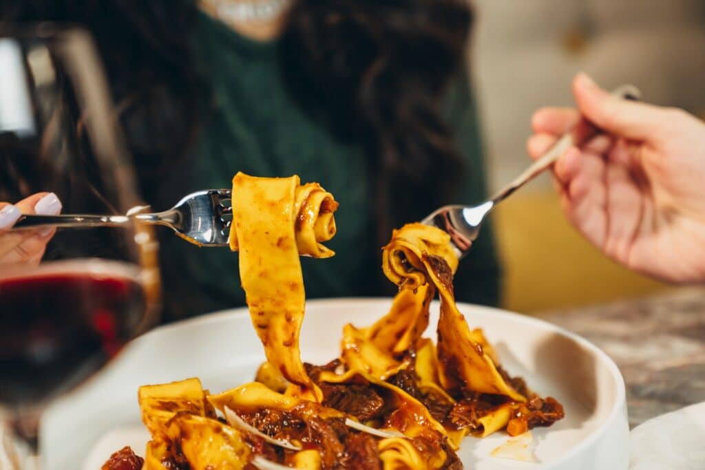 pasta al ragu in un piatto