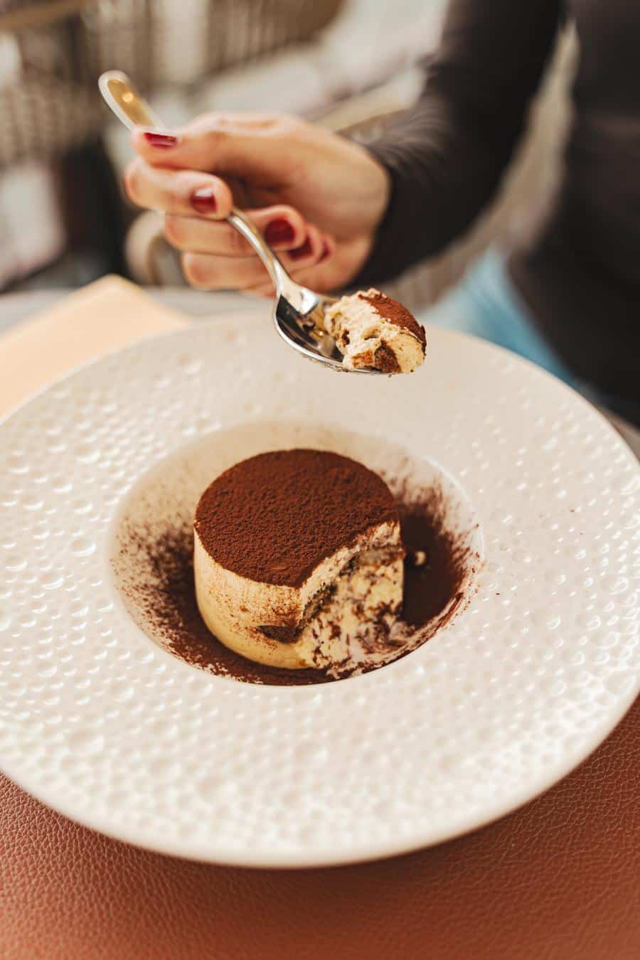 Tiramisù gustato con un cucchiaino, dolce servito a colazione da Sfoglia Re a Firenze