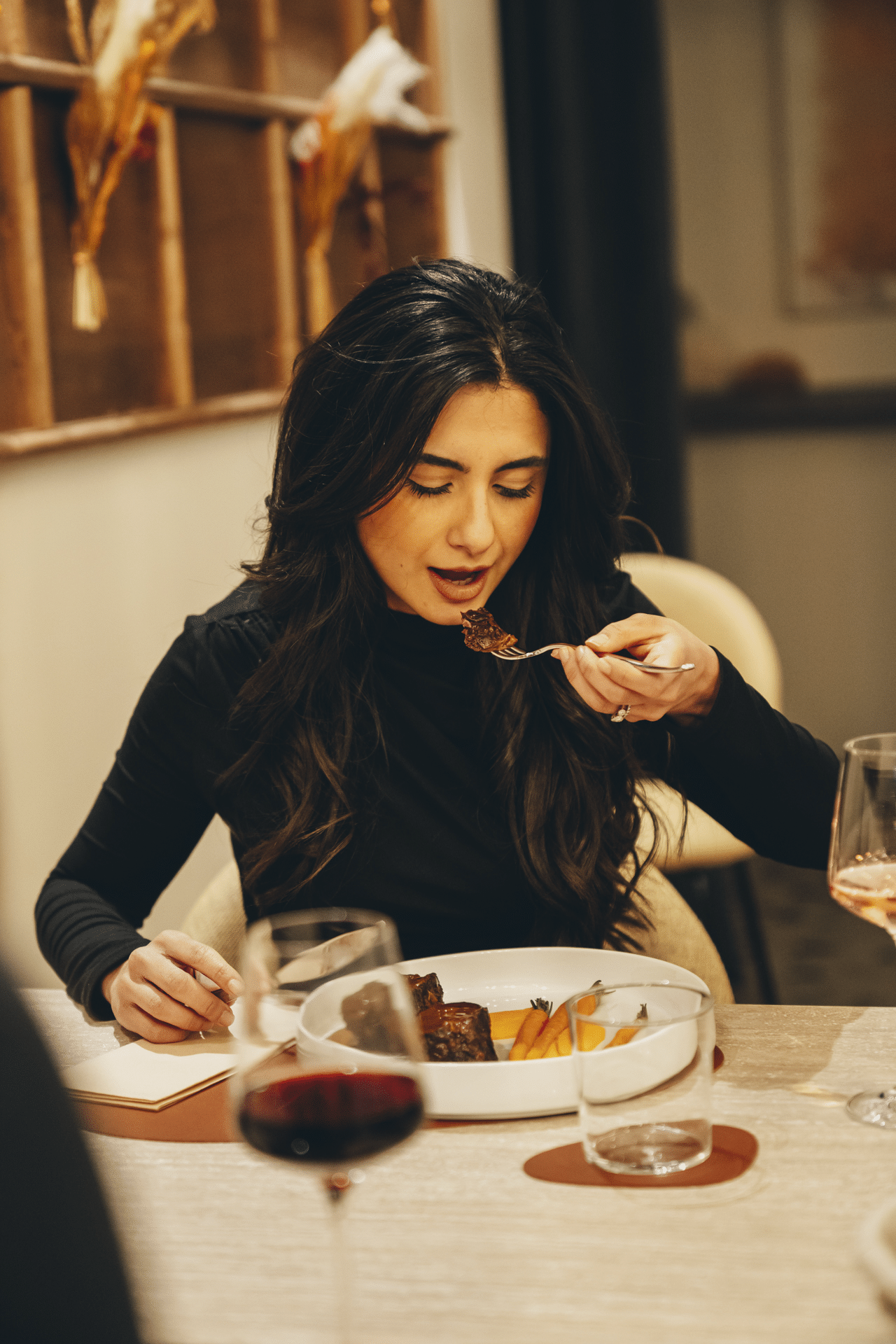 Ospite gusta un piatto senza glutine con carne, carote e vino da Sfoglia Re a Firenze