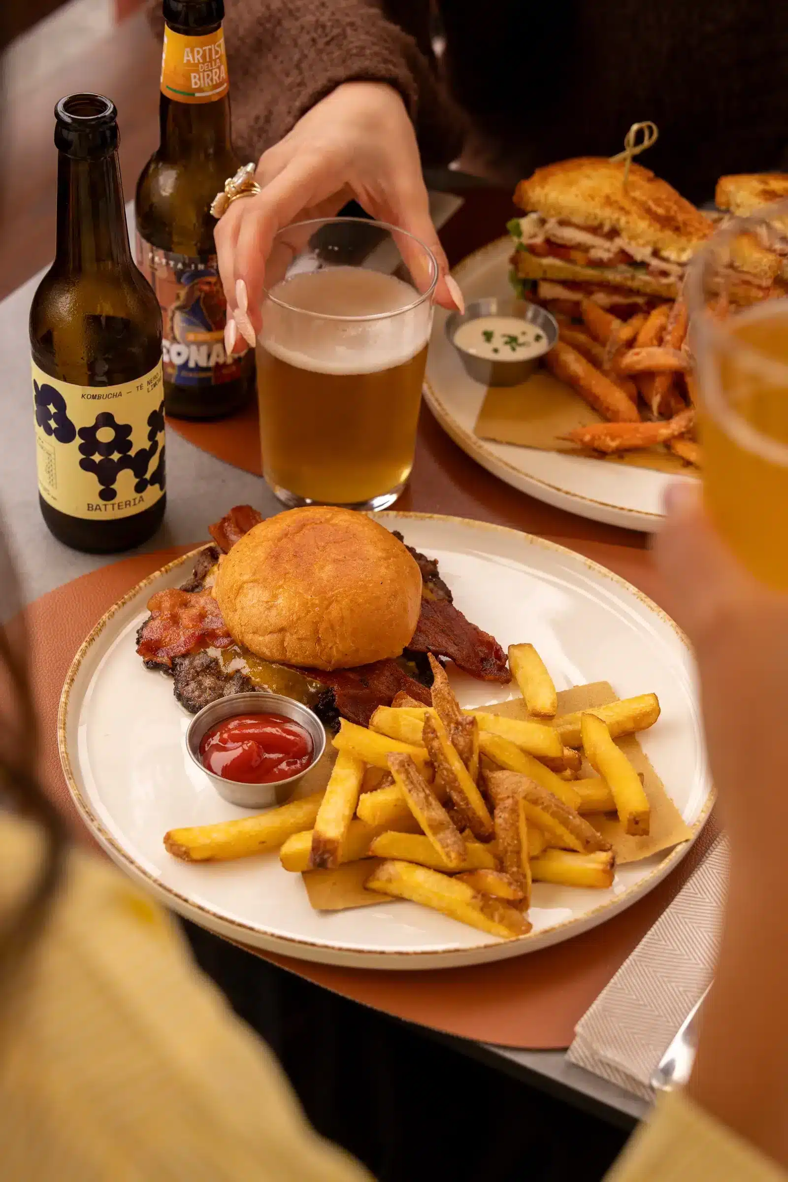 Burger con patatine e birra artigianale