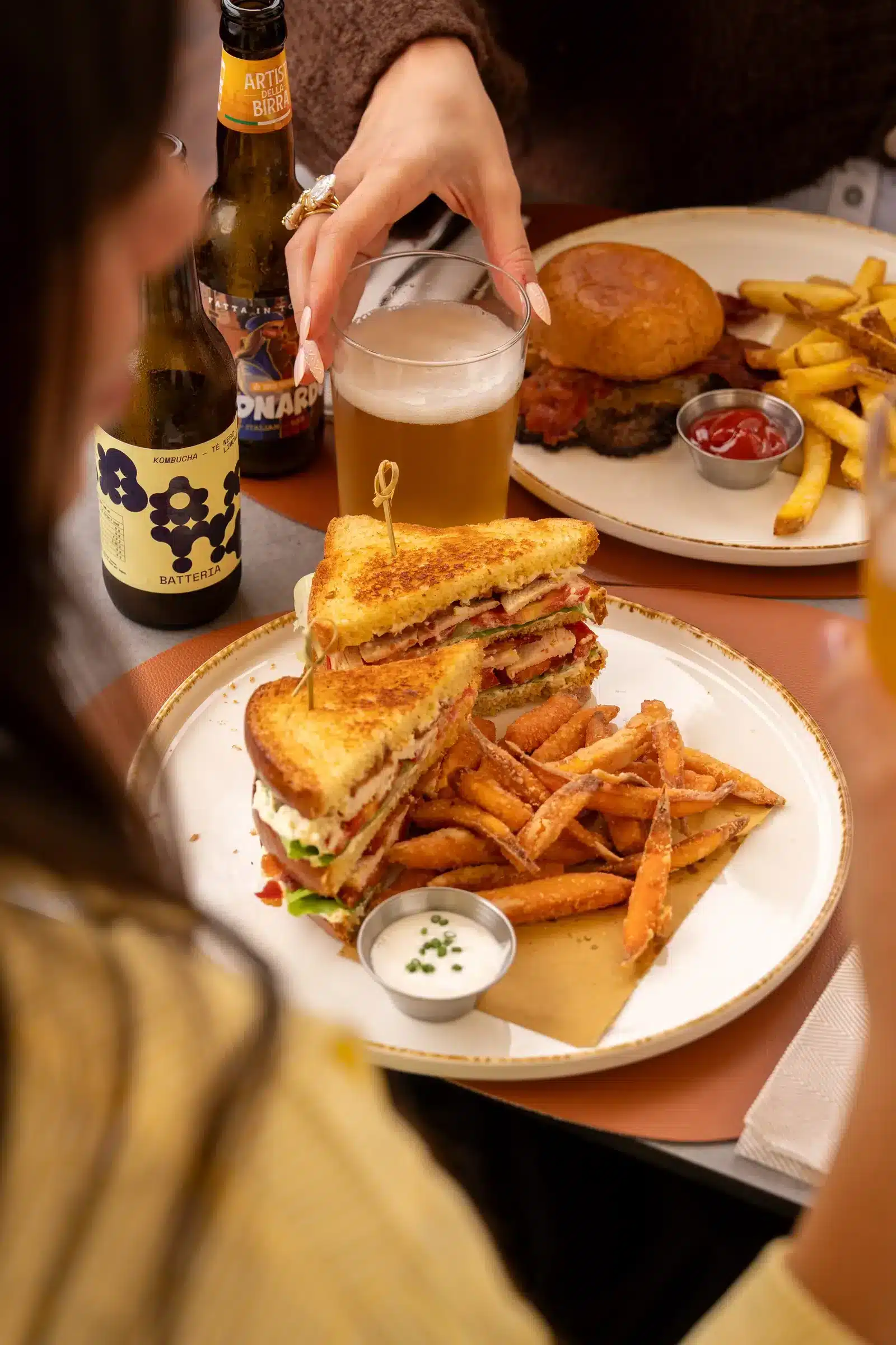 Club sandwich con patate dolci e birra artigianale