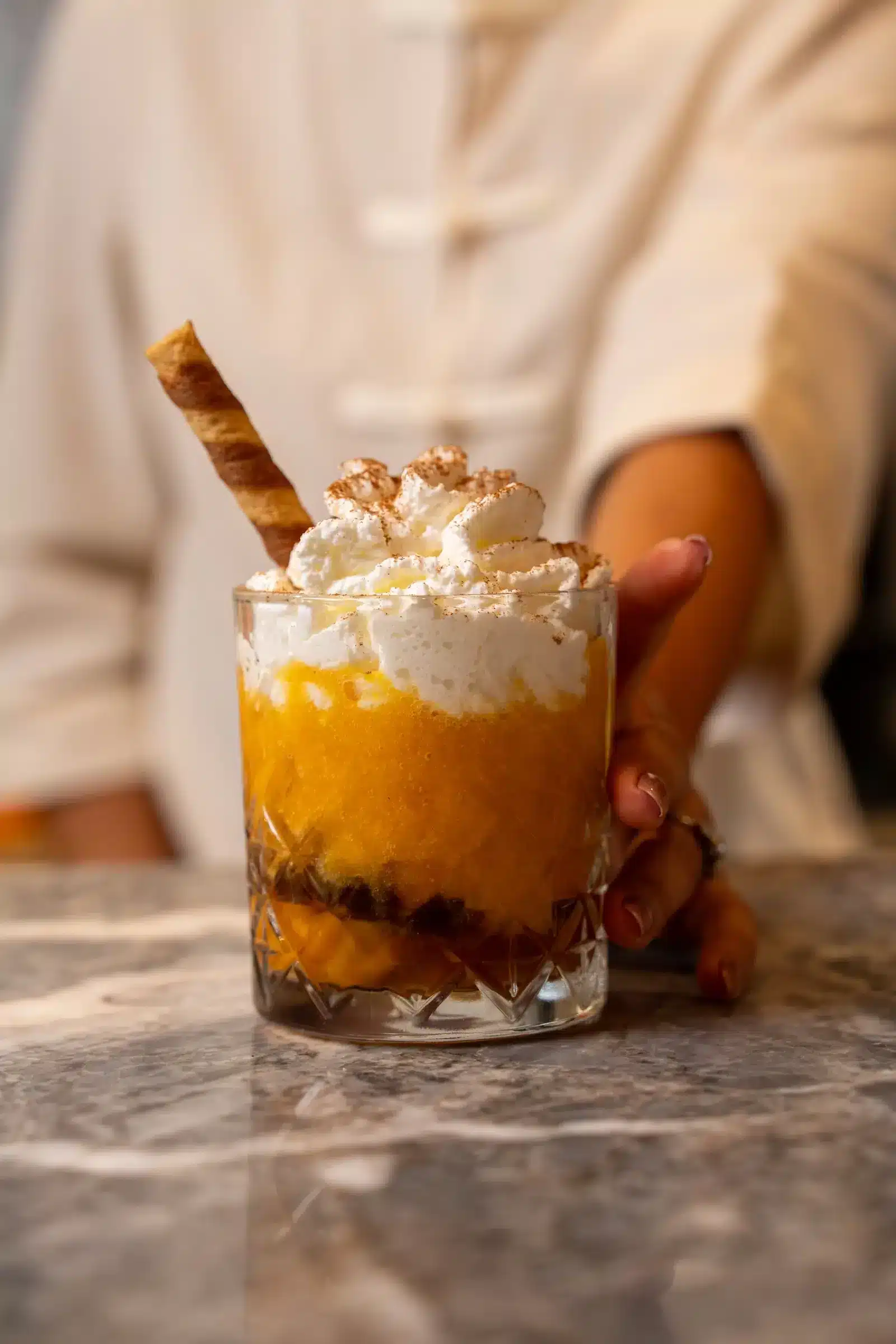 Dessert al bicchiere con panna e cialda
