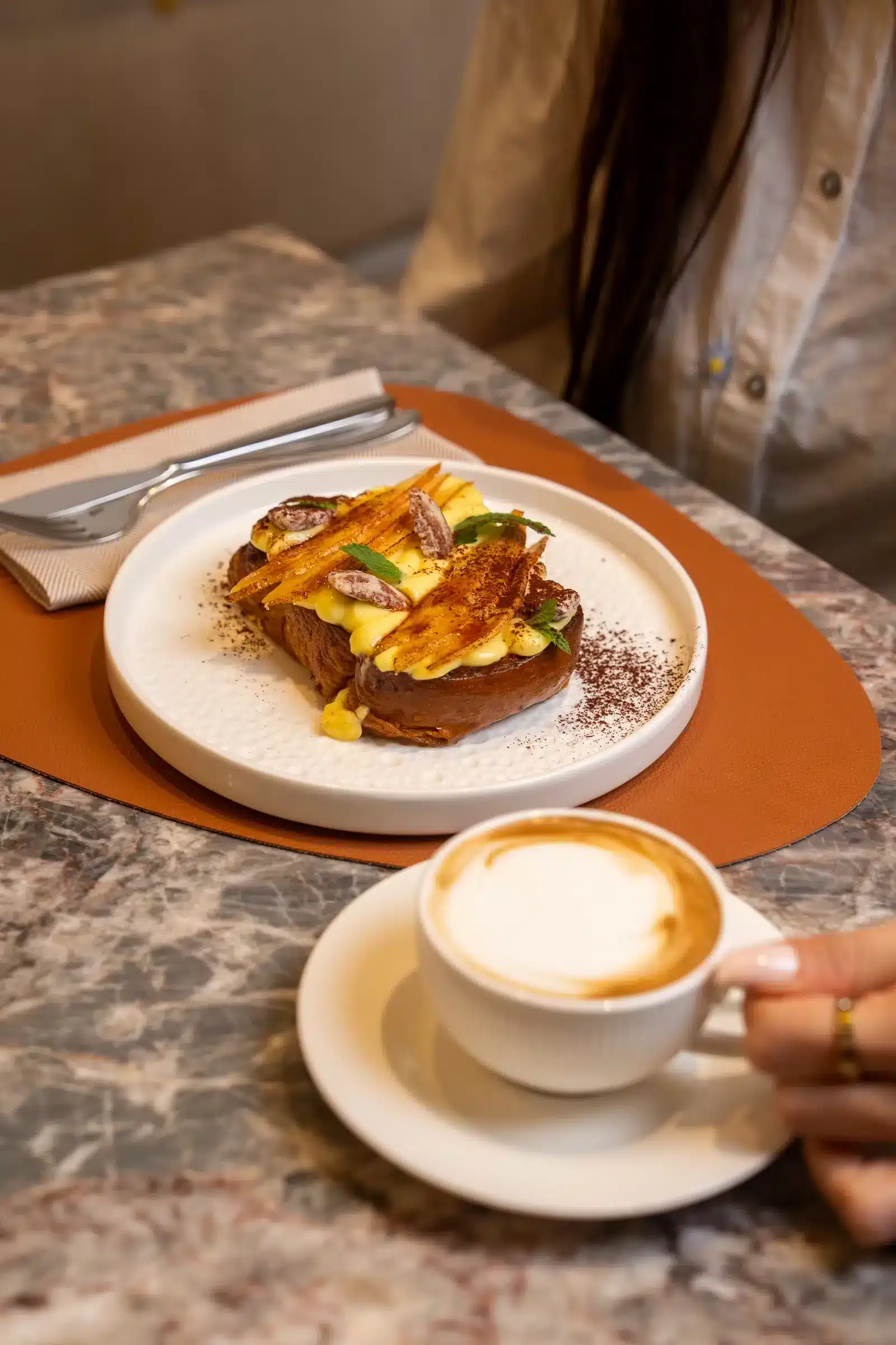 French toast con crema e pere caramellate servito con cappuccino