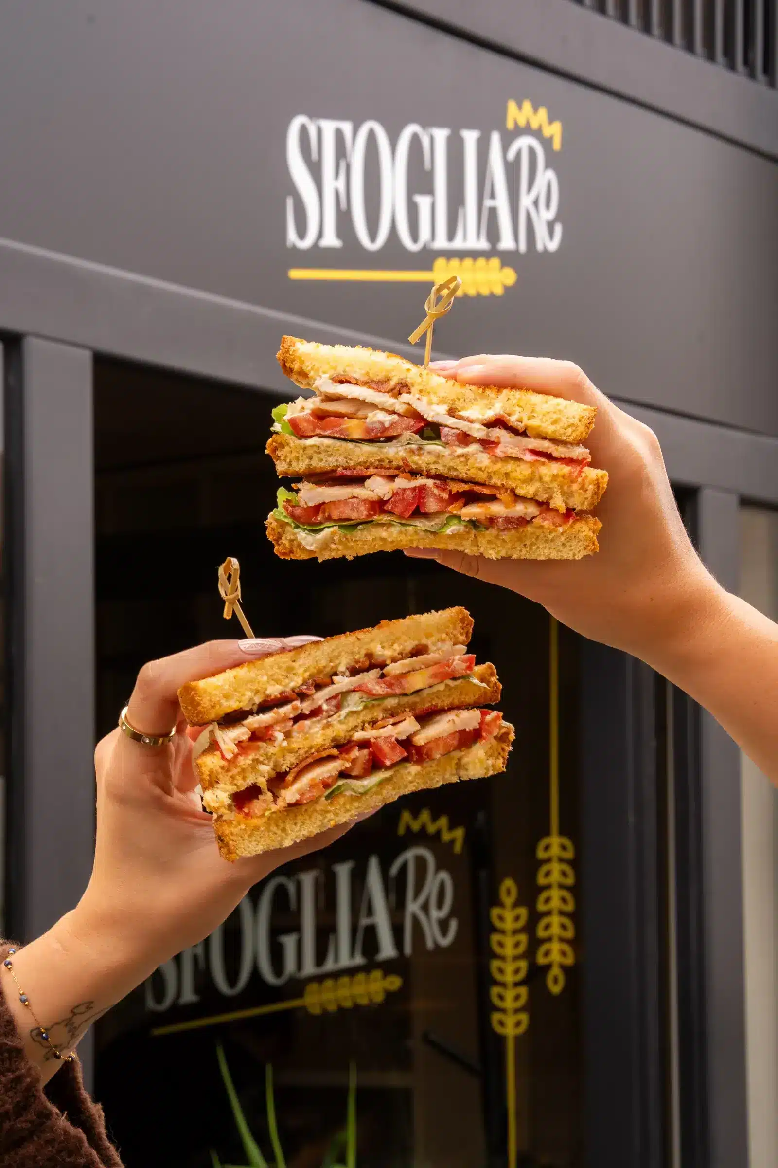 Club sandwich davanti all'insegna di Sfoglia Re