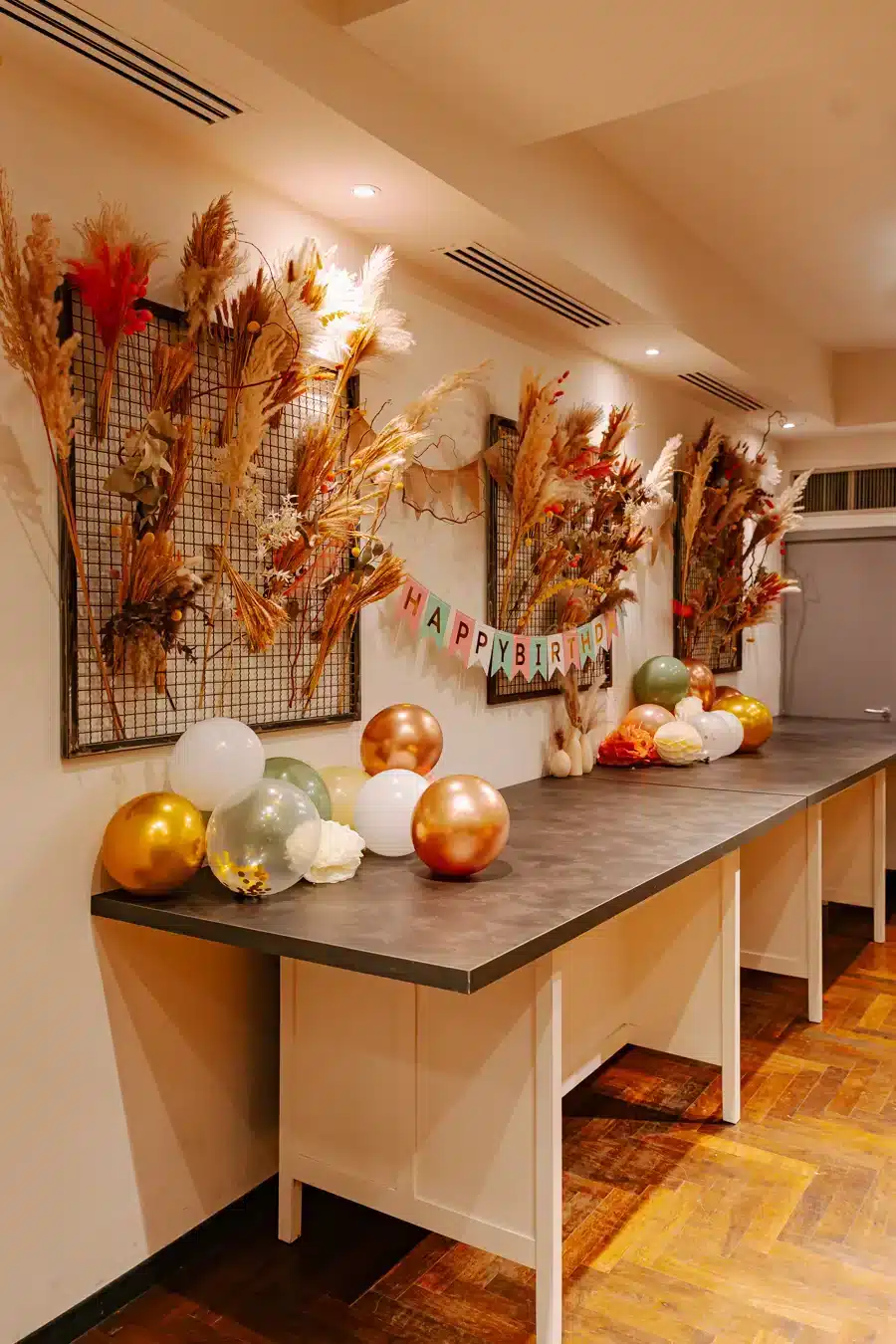 Sala di Sfoglia Re allestita per una festa con palloncini e fiori secchi