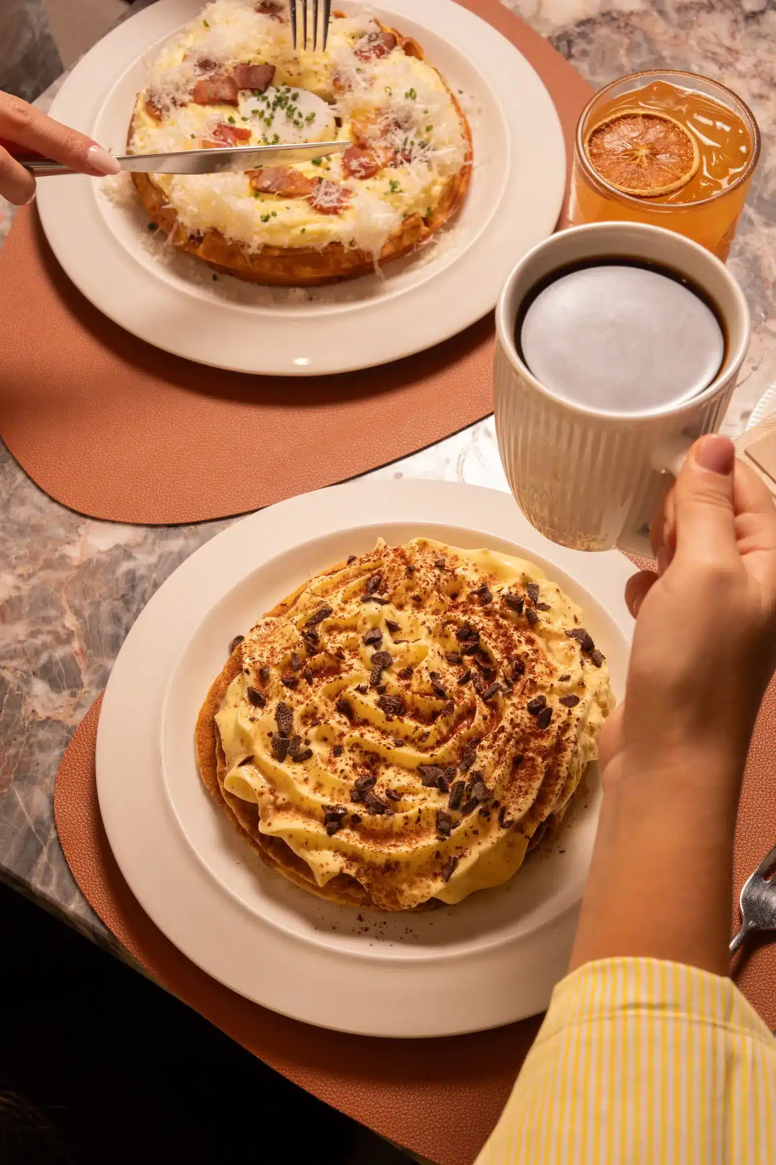 Waffle e pancake serviti con caffè