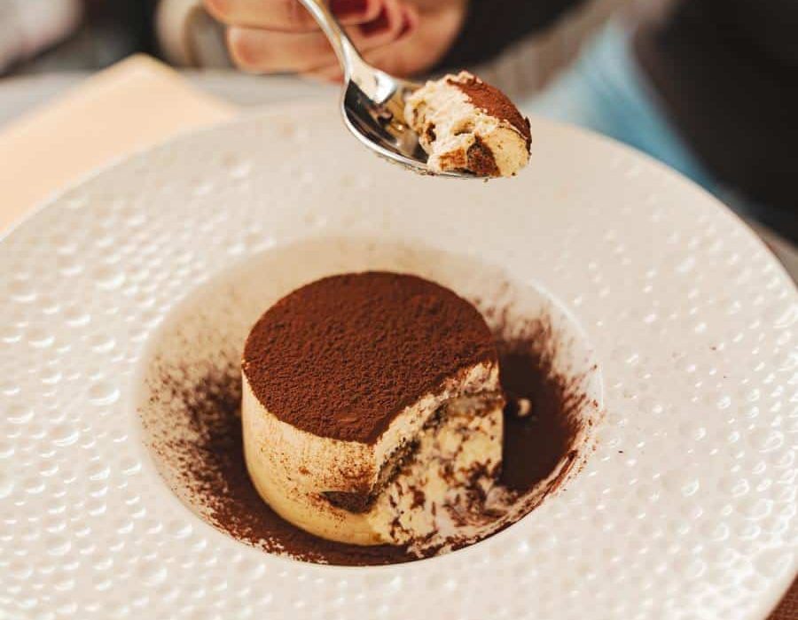 Tiramisù gustato con un cucchiaino, dolce servito a colazione da Sfoglia Re a Firenze