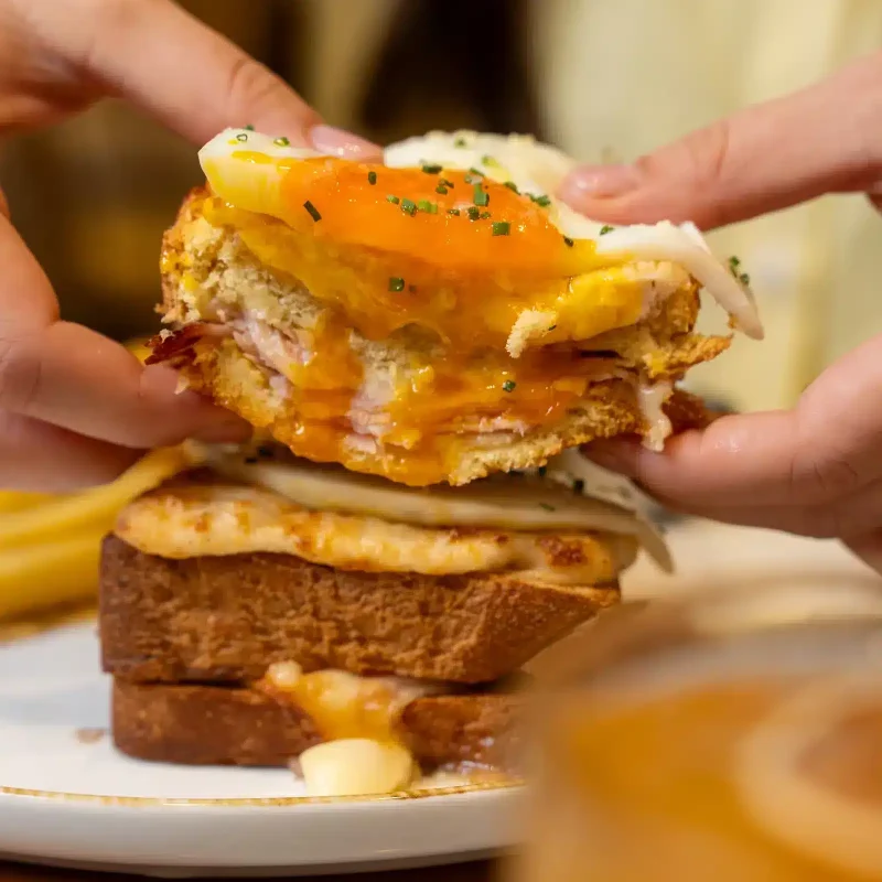 Croque madame con uovo all'occhio di bue
