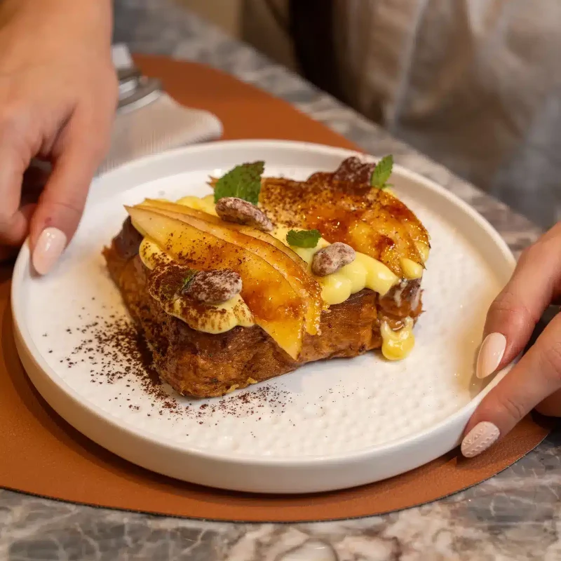 French toast con pere caramellate