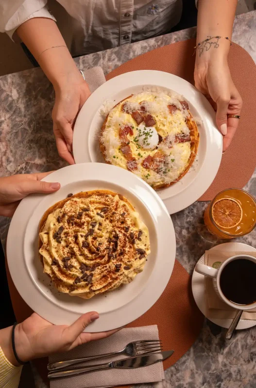 Colazione per due con waffle e caffè